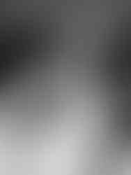 photo en noir et blanc d'un couple qui s'embrasse tendrement