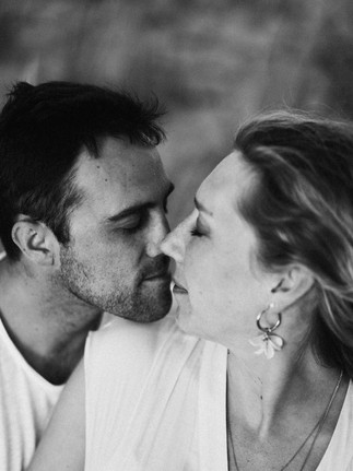 photo en noir et blanc d'un couple qui s'embrasse tendrement