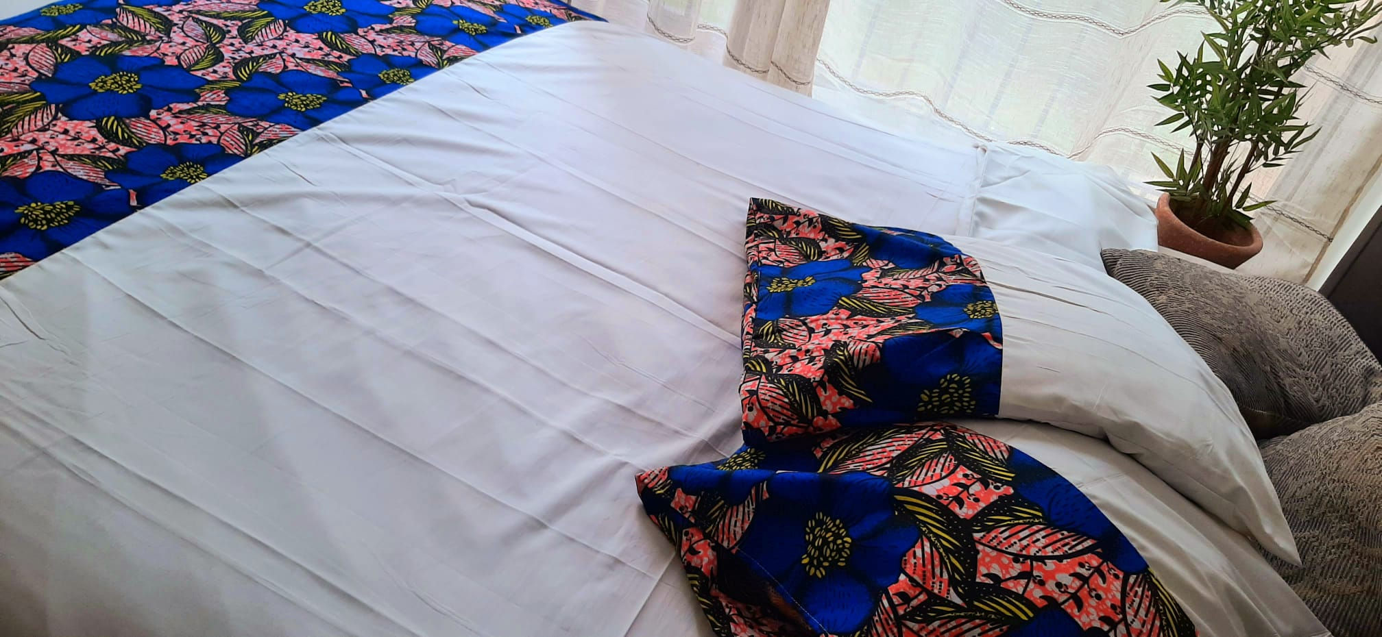 Housse de couette et 2 taies, Blanc / Motif floral (bleu, rose et jaune)