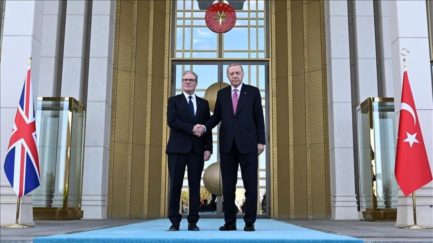 החתימה באנקרה הייתה כמעט טקסית.
ראש ממשלת בריטניה, קיר סטארמר, חייך למצלמות, כשלידו נשיא טורקיה, רג’פ טאיפ ארדואן, מחזיק עט מוזהב ומכריז על "שיתוף פעולה היסטורי".
העסקה כוללת 20 מטוסי Eurofighter Typhoon מתוצרת בריטניה, בשווי של כ-10 מיליארד דולר.
מה עומד מאחורי ההסכם?
האסטרטגיה הטורקית ברורה: לחזק את חיל האוויר, לצמצם את הפער מול ישראל, ולהפוך לשחקן אזורי משמעותי שלא ניתן להתעלם ממנו.
👈כל העדכונים על כל מה שקורה סביבנו במזרח התיכון - בערוץ הטלגרם של מבטרור
ארדואן כבר לא מסתיר את חזונו, ואמר לאחרונה: "מעזה ועד סוריה, מהמפרץ ועד אוקראינה - שום הסדר לא יתקיים ללא טורקיה. כיום, טורקיה היא קול מכובד באזור ובעולם, ונחשבת למדינה שמייצאת שלום. ראשית נהפוך למדינה נקייה מטרור, ורק אז נבטיח אזור חופשי מטרור."
טורקיה שואפת להיות השחקן המרכזי במזרח התיכון, שמאופיין בתככים ויריבויות רבות, לא רק מול ישראל אלא גם בין סונים לשיעים ובין קבוצות סוניות שונות.
ארדואן מכוון לניאו-עות'מניזם, תפיסה שמזוהה עם החזון הפרטי שלו.
ארדואן לא מסתפק ברטוריקה דיפלומטית בלבד - מדובר בהצהרת כוונות של מנהיג הרואה עצמו כיורש הישיר של הסולטנים העות’מאניים, תופעה המכונה "ארדואניזם".
ה"ארדואניזם" הפך לדוקטרינה מרכזית: טורקיה כבר אינה מדינה מוסלמית "מערבית למחצה", אלא כוח אזורי שמטרתו לעצב את הסדר החדש במזרח התיכון.
לדוגמה, סוריה מהווה זירה שבה טורקיה שואפת לקבוע גבולות חדשים.
👈כל העדכונים על כל מה שקורה סביבנו במזרח התיכון - בערוץ הטלגרם של מבטרור
לאחרונה דווח כי אנקרה מתכננת לספק לסוריה ציוד צבאי נרחב: טנקים, רחפנים, ארטילריה וטילים - וליצור אזור ביטחון טורקי ברוחב של עד 30 ק"מ, לעומת 5 ק"מ כיום.
המטרה הרשמית היא להילחם בכורדים.
👈טורקיה מנסה להגביר את השפעתה באפריקה-לחצו כאן
אך המטרה האמיתית היא להבטיח נוכחות צבאית קבועה בלב סוריה, עם השפעה ישירה על הגבול הצפוני של ישראל.
ארדואניזם והסהר הטורקי: האתגר האסטרטגי של ישראל בעידן ארדואן - לחצו כאן
זהו בסיס שמאפשר לארדואן לתמרן בין טהרן לירושלים, מבלי להיכנס לעימות ישיר, תוך שליטה אפקטיבית על הגבול הצפוני.
טורקיה של ארדואן פועלת במקביל בכמה מישורים:
🎯 צבאי: הקמת בסיסים בלוב, סומליה וסוריה.
🎯 כלכלי: השקעות באפריקה ובמפרץ.
🎯 תקשורתי: יצירת מערך תודעתי בינלאומי, שבו ישראל מוצגת כ"כובש" וחמאס כ"מגן העם הפלסטיני".
מדובר בלוחמה תודעתית מתוחכמת, שמטרתה לערער את הלגיטימציה של ישראל ולהציג את טורקיה כמנהיגת "הציר האסלאמי המתון".
בנוסף, טורקיה מנסה למקם את עצמה בתפקיד ההומניטרי, על ידי שליחת סיוע לרצועת עזה.
כך מתבצעת האסטרטגיה הטורקית:
לצד הפעילות הצבאית, אנקרה משקיעה משמעותית בכוח רך: נוכחות הומניטרית ודיפלומטית באמצעות ארגונים כמו AFAD והסהר האדום, לצד מימון והשפעה תקשורתית. מדובר באסטרטגיית מלקחיים שמטרתה לצור על ישראל מצפון דרך סוריה ומדרום דרך עזה, ולבסס מערך השפעה המשולב בנשק, דיפלומטיה וכלי תקשורת.
באמצעות ארגונים אלו, טורקיה טיפחה נוכחות קבועה ברצועת עזה, עם משרדים ומינוי מתאם מדיני רשמי, המטפל גולאולו. בנוסף, היא מעניקה דרכונים טורקיים לבכירי חמאס ומארחת אותם באיסטנבול, תוך הצגת חמאס כתנועת התנגדות לגיטימית.
👈כל העדכונים על כל מה שקורה סביבנו במזרח התיכון - בערוץ הטלגרם של מבטרור
טורקיה בונה רשת השפעה אזורית רחבה: דיפלומטית, צבאית ותודעתית. הקשר עם משטר אל-ג’ולאני בדמשק, הפריסה הצבאית בצפון סוריה והחדירה לעזה מהווים חלק מאותה אסטרטגיה כוללת.
עבור ישראל, האתגר אינו רק צבאי, אלא אסטרטגי לטווח ארוך, הדורש התייחסות מחודשת לטורקיה כשחקן יריב מהותי והשפעתה על מאזן הכוחות באזור.
המלצות לישראל:
📌 להגדיר את טורקיה כיריבה ברורה עם אג'נדה אנטי-ישראלית, ולהדגיש את מעמדה כחברה בנאט"ו שמשתפת פעולה עם כוחות קיצוניים ועוינים.
📌 להעמיק את שיתופי הפעולה עם יוון, קפריסין, מצרים ומדינות המפרץ, וליצור בלוק נגד במזרח הים התיכון.
📌 לצמצם תלות כלכלית בטורקיה על ידי פיתוח נתיבי גז וייצוא עצמאיים, והקטנת המעורבות הטורקית בפרויקטים ישראלים.
📌 לחשוף את הנרטיב הטורקי ולחשוף לעולם כיצד טורקיה מנצלת את המסגרת ההומניטרית לצרכים פוליטיים וצבאיים, מתוך שאיפה ניאו-עות’מנית ליצור סדר אזורי חדש במזרח התיכון.
👈מה המניע הטורקי בניז'ר? במאמר של מבטרור-לחצו כאן
👈כל העדכונים על כל מה שקורה סביבנו במזרח התיכון - בערוץ הטלגרם של מבטרור
👈ספרו החדש של ערן להב - קוד הג'יהאד - הספר שחושף את הרעיון שמאחורי דאעש, אל-קאעידה, א-שבאב, אל-ג'ולאני ועוד. גלו את הקוד עכשיו כאן
👈המיקרופון בו אני משתמש לפודקאסט- לחצו כאן
👈 הכירו את המדיניות האיראנית האזורית - "היצואן- מרכזיותו של קאסם סולימאני במדיניות האיראנית האזורית", הספר הראשון מסוגו העוסק בקאסם סולימאני ומרכזיותו במדיניות האיראנית האזורית וכיצד היא משפיעה על ביטחונה של ישראל.
👈 כנסו לכאן: המסמך החשוב ביותר להבנת המלחמה הרב-זירתית נגד ישראל: https://www.theexporter-mabaterror.com/
👈הצטרפו לערוץ הטלגרם של ערן להב - מבטרור: https://t.me/Mabaterror1
👈כל העדכונים על כל מה שקורה סביבנו במזרח התיכון - בערוץ הטלגרם של מבטרור
לילה טוב אירופה, סבאח אל-חיר אורובה...👇
בריטניה היא מקרה מעניין, קייס סטאדי מרתק על היטמעות האחים המוסלמים במדינה ועל הדרך הפעילות של חמאס, שהם תוצר של האחים המוסלמים.
דיברתי על האחים המוסלמים והקשר לחמאס בפודקאסט על הכוונת: לונדוניסטאן זה כאן 👇
פודקאסט על הכוונת עם ערן להב
בריטניה עומדת להיכבש על ידי האסלאם (אולי כבר נכבשה, אבל לא רשמית..) , הנה עוד סיבה למה👇
הצטרפו לערן להב לפרק השני בסדרת הפרקים על האחים המוסלמים בפודקאסט על הכוונת: לונדוניסטאן זה כאן: האחים המוסלמים בבריטניה והקשר לחמאס👇
👈 הקליקו לצפייה בפרק ביוטיוב
👈🎧 הקליקו להאזנה לפרק בספוטיפיי
עוד במבטרור:
לחצו כאן-האם סוריה מתפרקת?
פעם איראן הייתה בעל הבית בסוריה... אל-ג'ולאני התהפך על אסד ועל הציר בראשות איראן ועכשיו הם מחזירים לו ולארדואן...
זהו אפקט אל-ג'ולאני-לחצו כאן
מהו הדחף לסחף להכיר במדינה פלסטינית?
הפכו את אותיות ה'דחף' ותקבלו את התשובה האמיתית: 'פחד'
הלחצים האחרונים שמופעלים על ישראל מצד צרפת, בריטניה ומדינות נוספות לבצע "צעדים ממשיים" כלפי עזה משקפים בעיקר לחץ פנימי באותן מדינות. הן מתמודדות עם אתגרים מוסלמיים בתוך גבולותיהן, בערים ובכיכרות, עם מעגלים בלתי פוסקים של אלימות ברחובות.
📌על מה בעצם מצהירות אותן מדינות?
📌למה ההכרזות האומללות הללו הן דווקא סיפורה המוזר של אירופה?
👈כל הפרטים במאמר מיוחד של מבטרור-לחצו כאן
מה שהעוקבים של מבטרור יודעים לפני כולם👇
צפו בפרק החשוב בפודקאסט על הכוונת על "סוריה החדשה" של אל-ג'ולאני:
אז האם סוריה היא אפגניסטן החדשה?
מנהיג המורדים הג'האדיסטים בסוריה, אבו מוחמד אל-ג'ולאני, שואף להקים משטר חדש בסוריה במקום זה של בשאר אל-אסד, כאשר מדינות רבות, כולל ישראל, ארצות הברית, רוסיה וטורקיה, עוקבות מקרוב אחרי המתרחש.
אל-ג'ולאני ממשיך בגרסת ה"ג'יהאד-לייט" שלו- מחייך ומדבר "מערבית", אך שורשיו נטועים עמוק עמוק באידיאולוגיה ג'האדיסטית חסרת פשרות מבית היוצר של אל-קאעידה.
החשש העיקרי הוא שהשינויים האחרונים יובילו ליצירת סוג של "אפגניסטן חדשה", טליבאן סטייל בסוריה, דבר שיאפשר לארגונים ג'האדיסטים לפרוח בתנאים הללו.
📌מה קורה עתה בסוריה?
📌מיהו אותו אבו מחמד אל-ג'ולאני?
📌ומה קרה במסגד בדמשק?
בפרק זה דיברתי על האויב החדש שעלול לשבת על גבולה של ישראל.
👈הצטרפו אליי לעוד פרק מרתק בפודקאסט על הכוונת: האם סוריה היא אפגניסטן החדשה?
👈 הקליקו לצפייה בפרק ביוטיוב
👈🎧 הקליקו להאזנה לפרק בספוטיפיי
טורקיה, חמאס, פלסטינים, ארדואן, ישראל, בריטניה, סוריה, אל-ג'ולאני, האחים המוסלמים