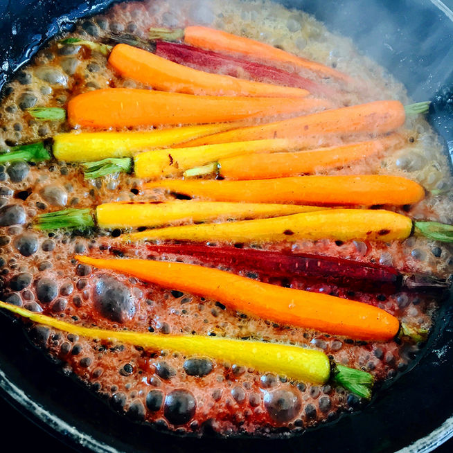Poêlée de carottes au miel de pissenlit, thym citronné, ail noir