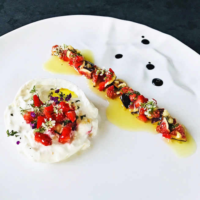 Tartare de fraises des bois et figues à la burrata