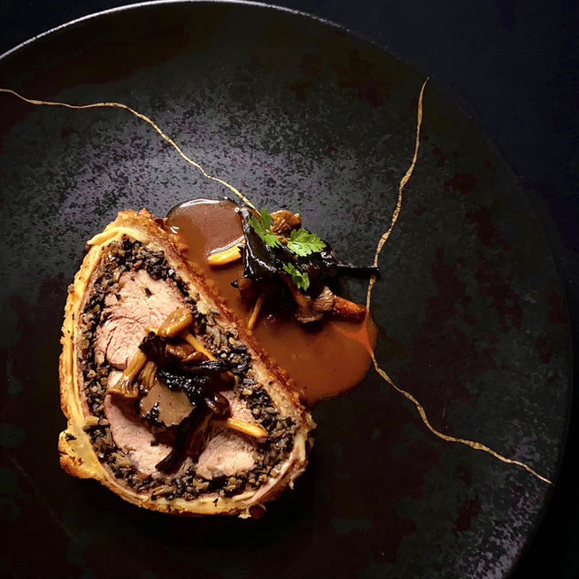 Rôti de veau Wellington aux champignons, sauce au porto