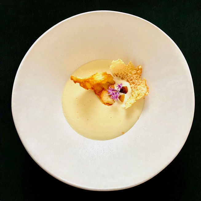 Velouté de pomme de terre et ail violet, chips de parmesan