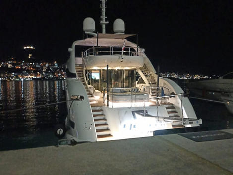 jacht motorowy zbliżający się do Sarandy w Albanii w celu odprawy i tankowania paliwa bezcłowego w Eagle Marine & Yachting Services