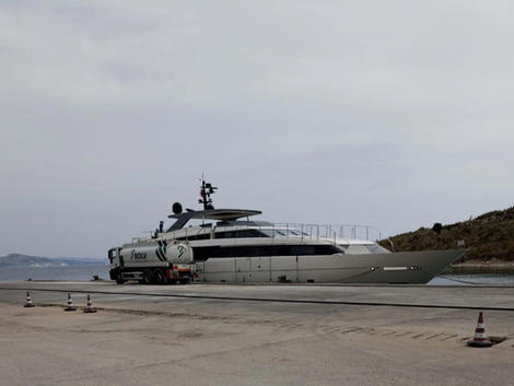 jacht motorowy zbliżający się do Sarandy w Albanii w celu odprawy i tankowania paliwa bezcłowego w Eagle Marine & Yachting Services