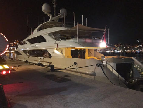 Jacht motorowy zbliża się do Sarandy w Albanii w celu odprawy i tankowania paliwa bezcłowego w Eagle Marine & Yachting Services