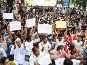 पेपर लीक मामले को लेकर बुद्धपार्क में धरना प्रदर्शन करते युवा।