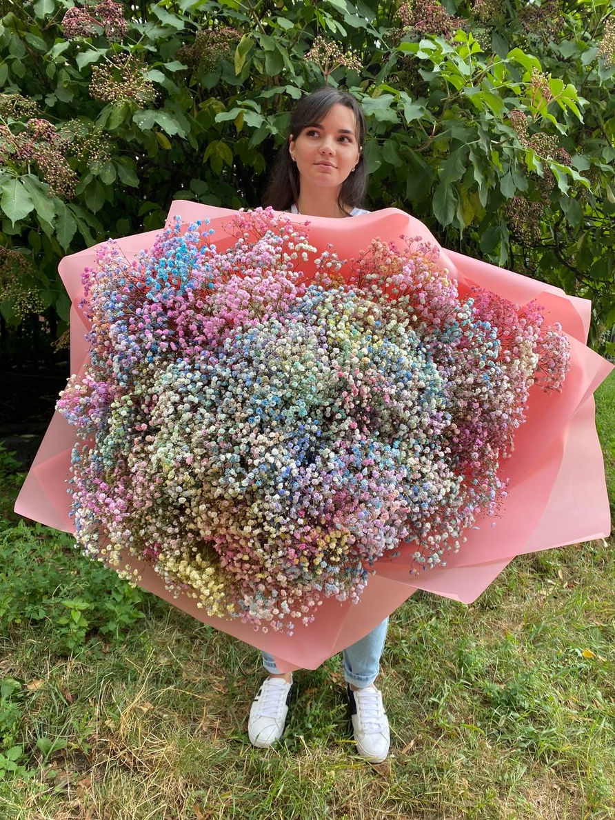 Delicate baby’s breath in soft, airy clusters creates a bouquet as light as clouds and as dreamy as a fairytale.