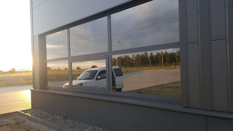 Folia Przeciwsłoneczna M20 XT na Oknach Hali Przemysłowej