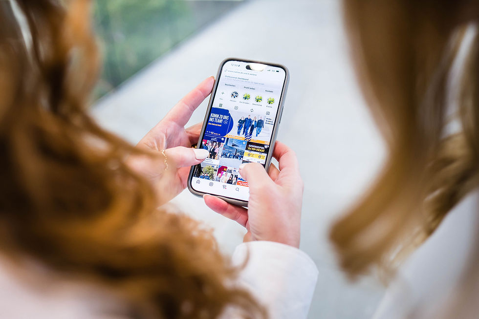 Person schaut auf dem Smartphone einen Social-Media-Feed an