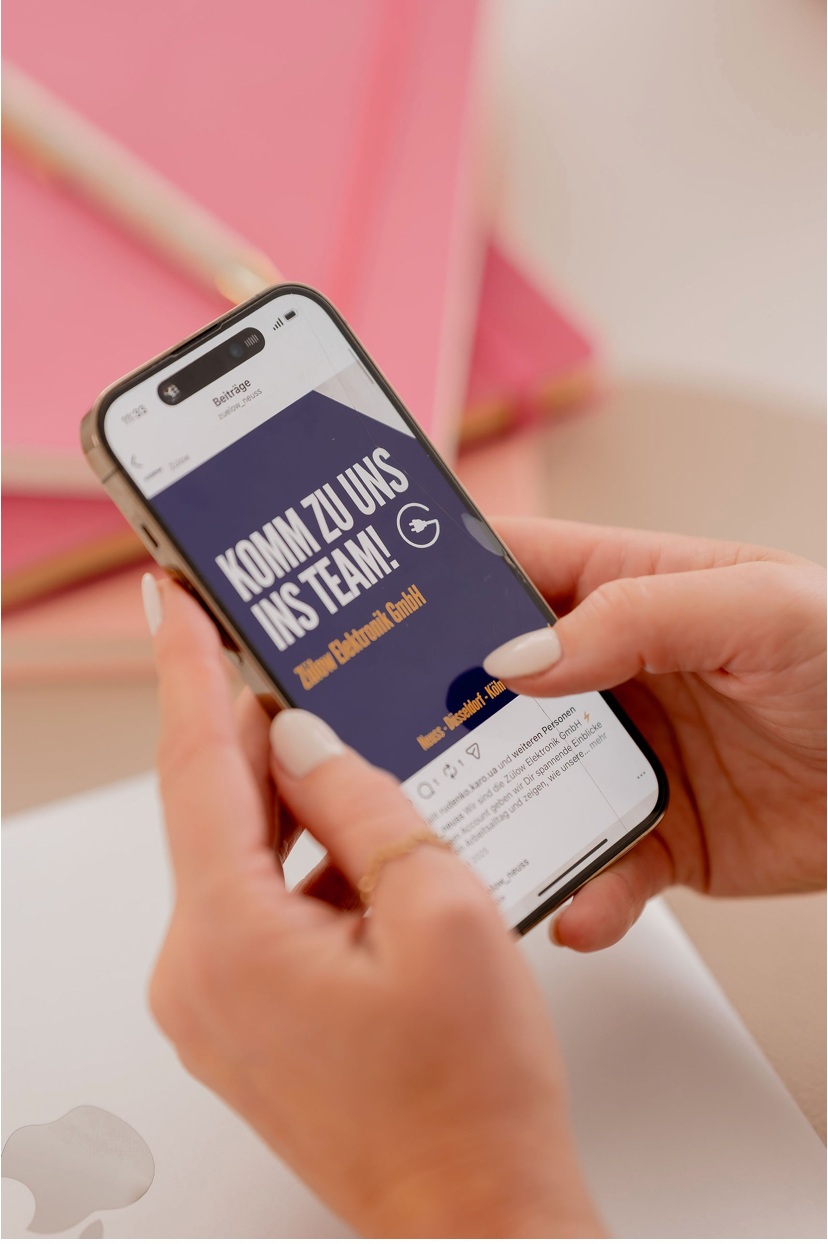 Smartphone in zwei Händen mit einem Social-Media-Beitrag