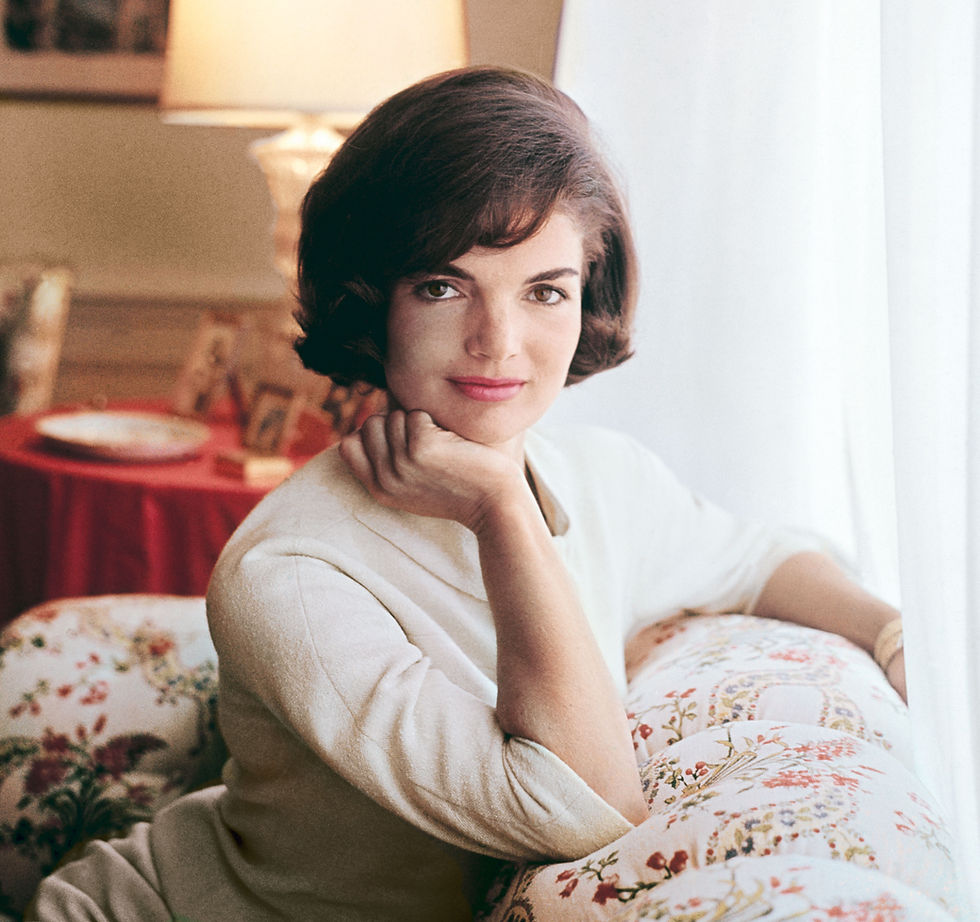 How to Dress Like an Elegant Woman of the 1950s