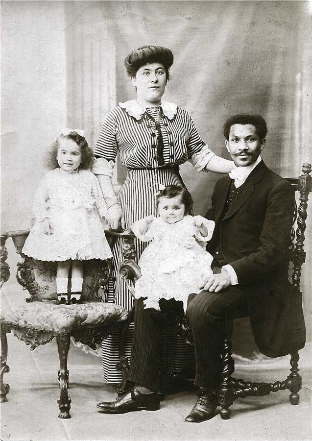 Joseph Laroche et sa famille by unknown author, Public domain, via Wikimedia Commons.