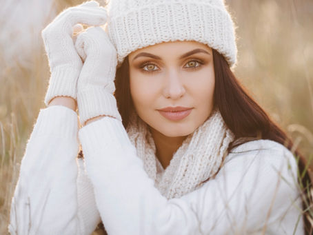 Elegant woman in winter white. Designed by Magnific.com.