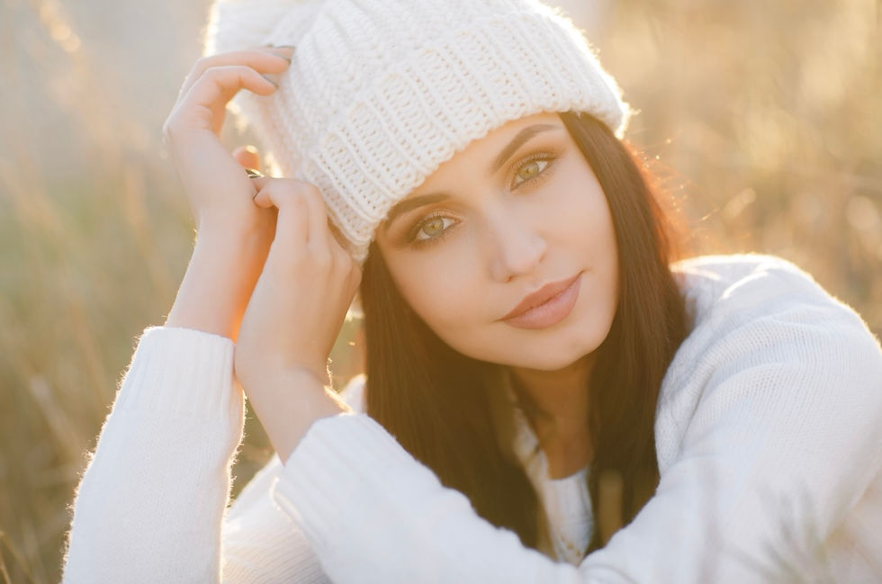 A pretty model wearing winter white. Designed by Magnific.com.