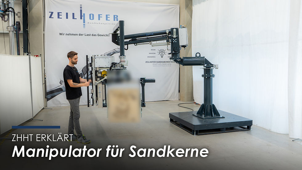Mitarbeiter bedient einen industriellen Manipulator zum ergonomischen Handhaben und präzisen Positionieren eines schweren Sandkerns in einer Industriehalle.