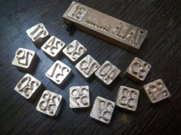 Interchangeable deboss die