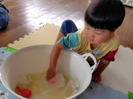 子育てスペース☘️みつば
🌸身近な材料で感触遊び🌸