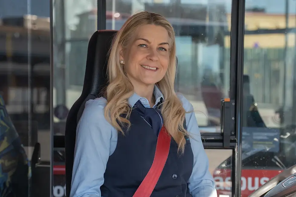 Keolis medarbetare i Stockholm – glad bussförare redo för tjänst