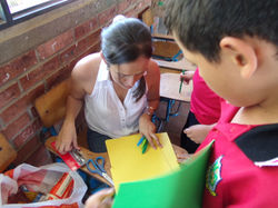 Decorando los diarios de campo.