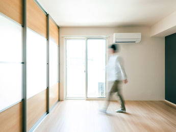 部屋に一人とエアコンが写っている画像