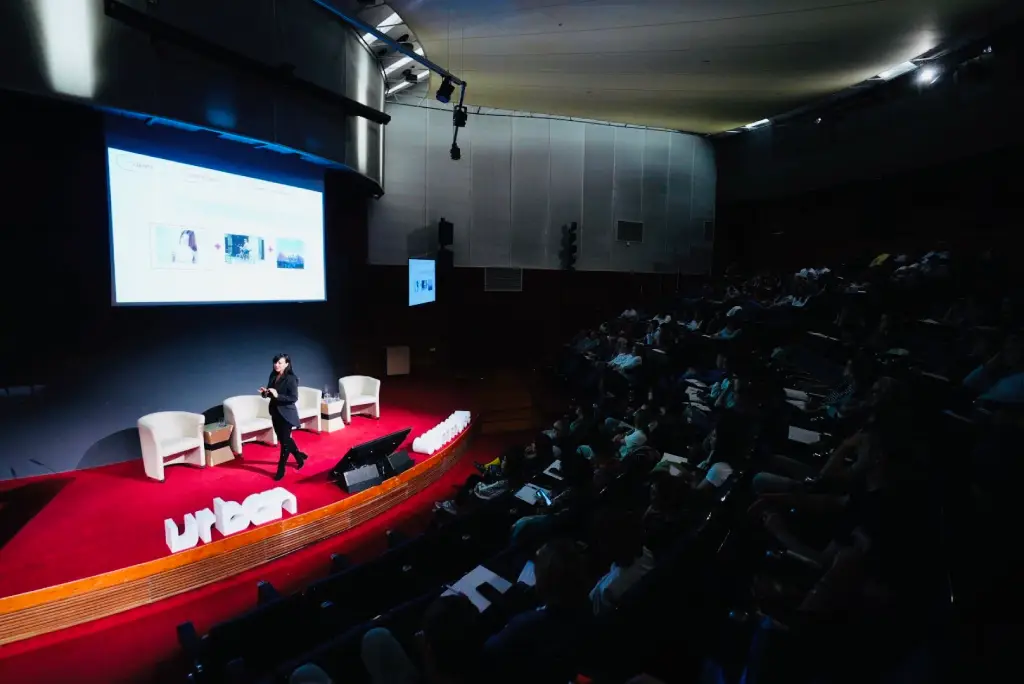 Elena_Alfaro_fotoconferencias.webp
