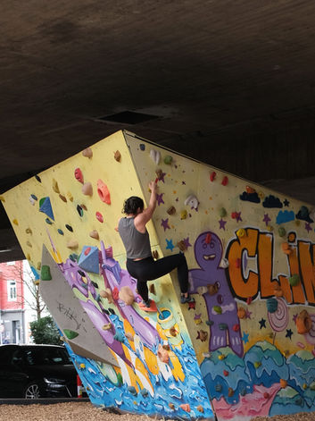 Bouldern draußen in der Stadt