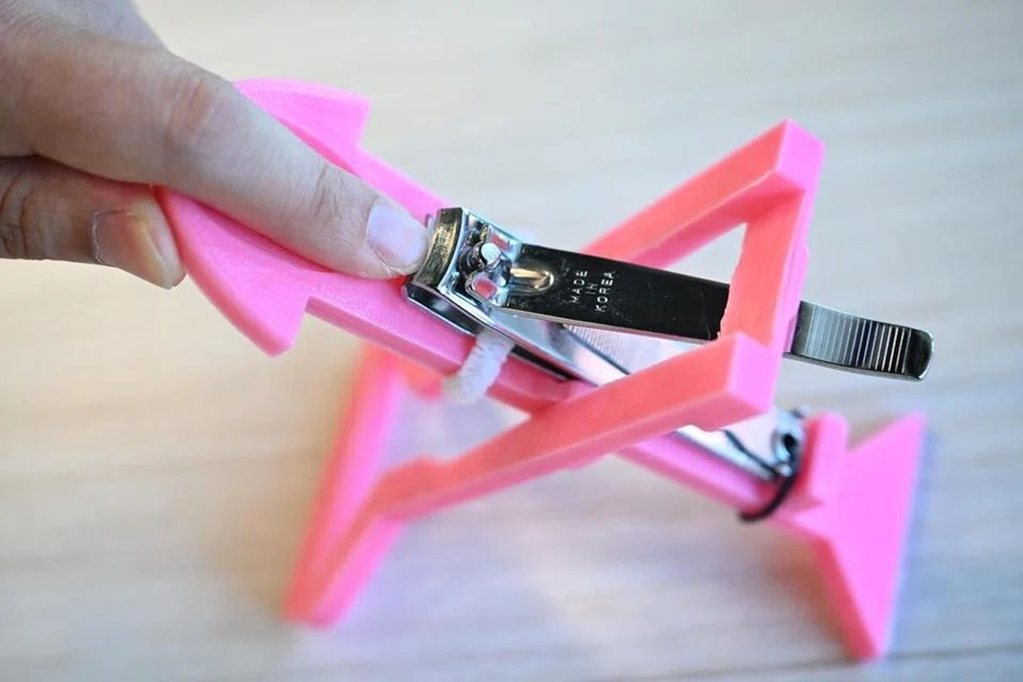 A low-cost version of this tool was created with 3D-printing filament, cable ties and a regular nail clipper. – ST
