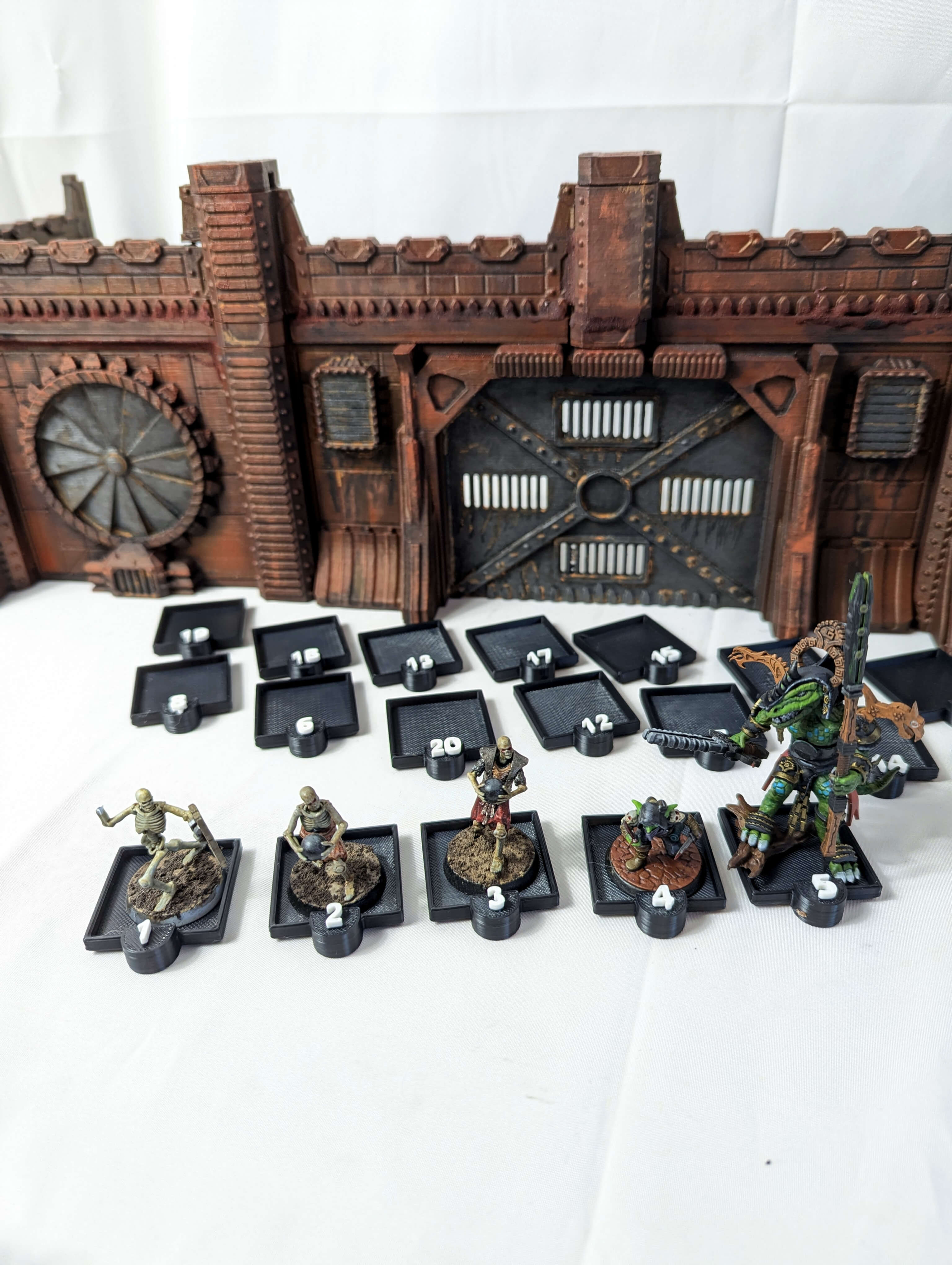 Miniature holders with number markers for use in tabletop games