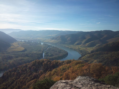 Река между горами