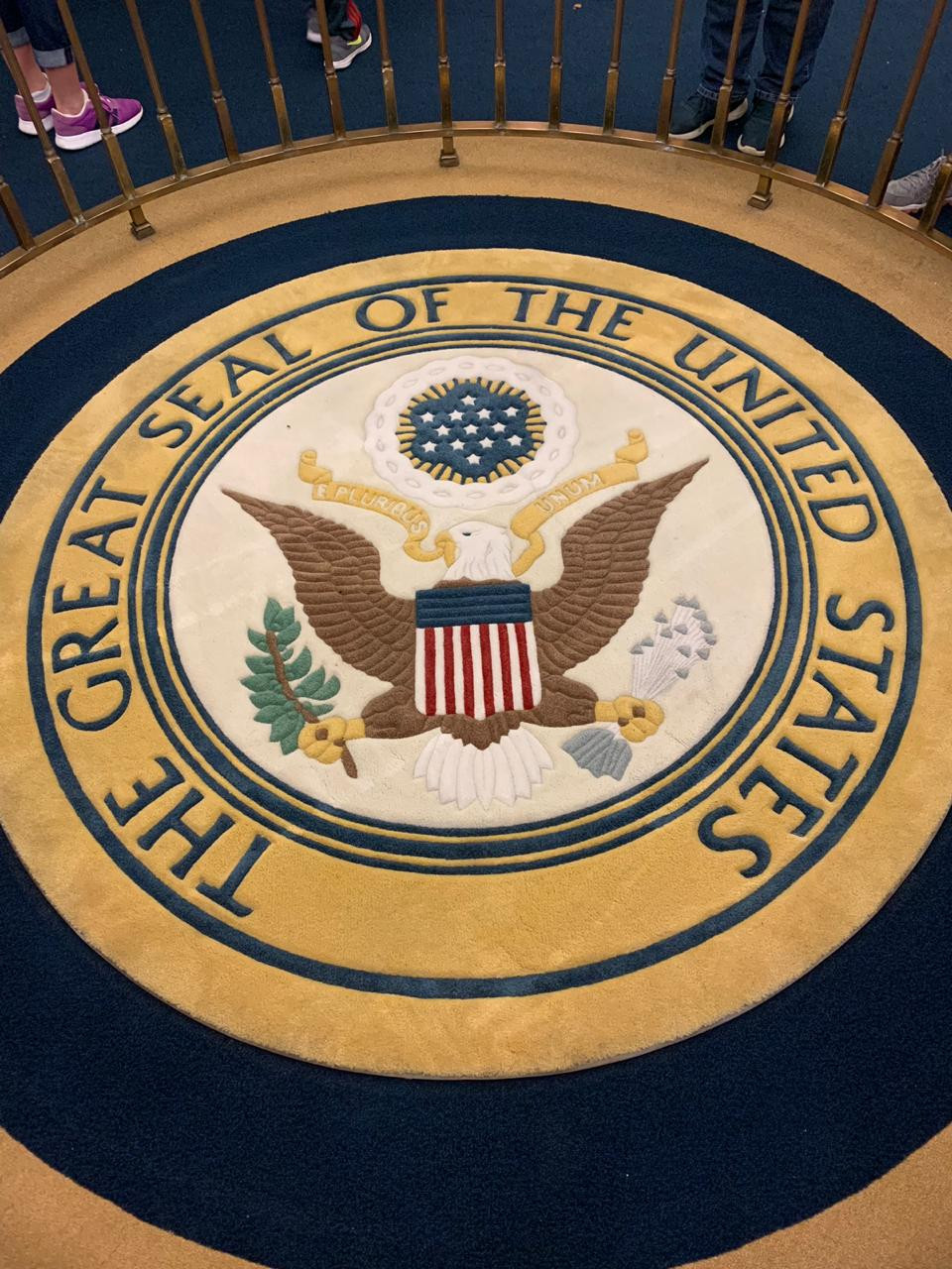 O Grande Selo dos Estados Unidos da América. O Hall of Presidents é o único lugar além da Casa Branca que tem esse selo e isso precisou passar por votação no Congresso.