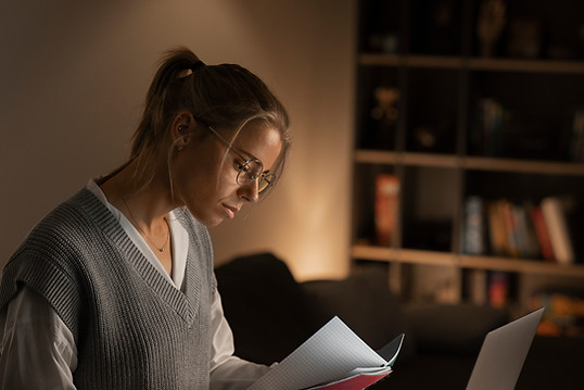 mujer-de-tiro-medio-trabajando-tarde-en-la-noche.jpg