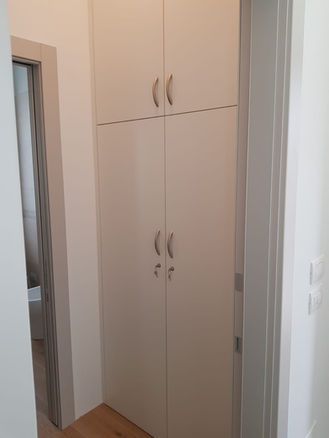 Armadio su misura per nicchia con allestimento personalizzato