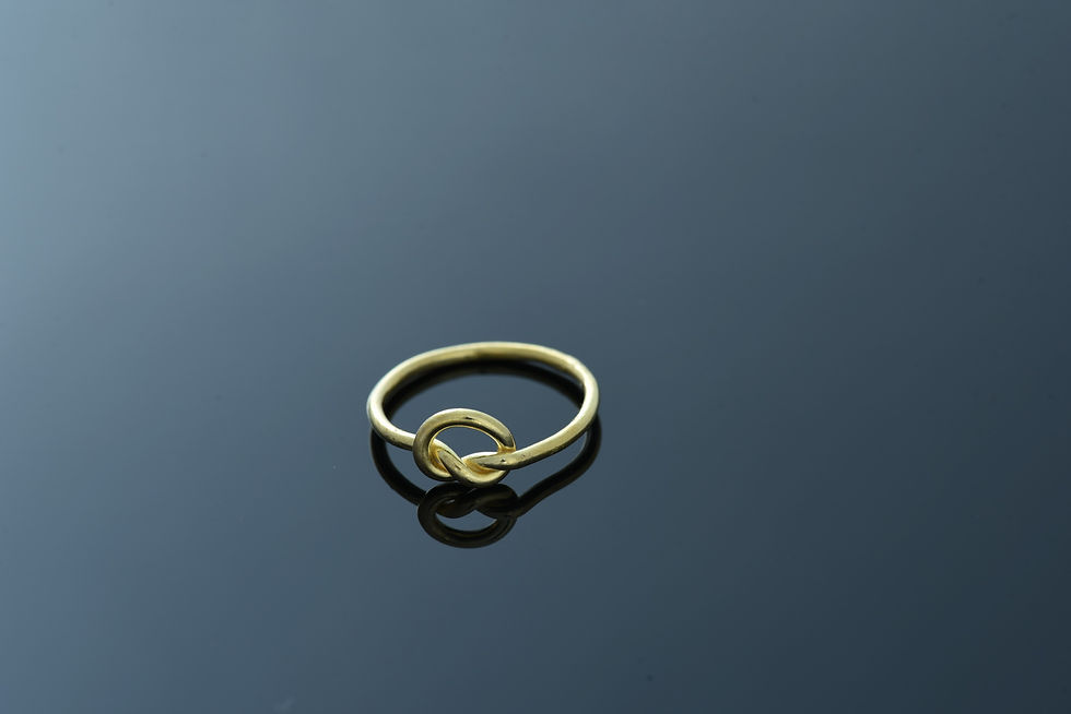 Knutering i gull laget i Nord Norge , Alta , Finnmark.