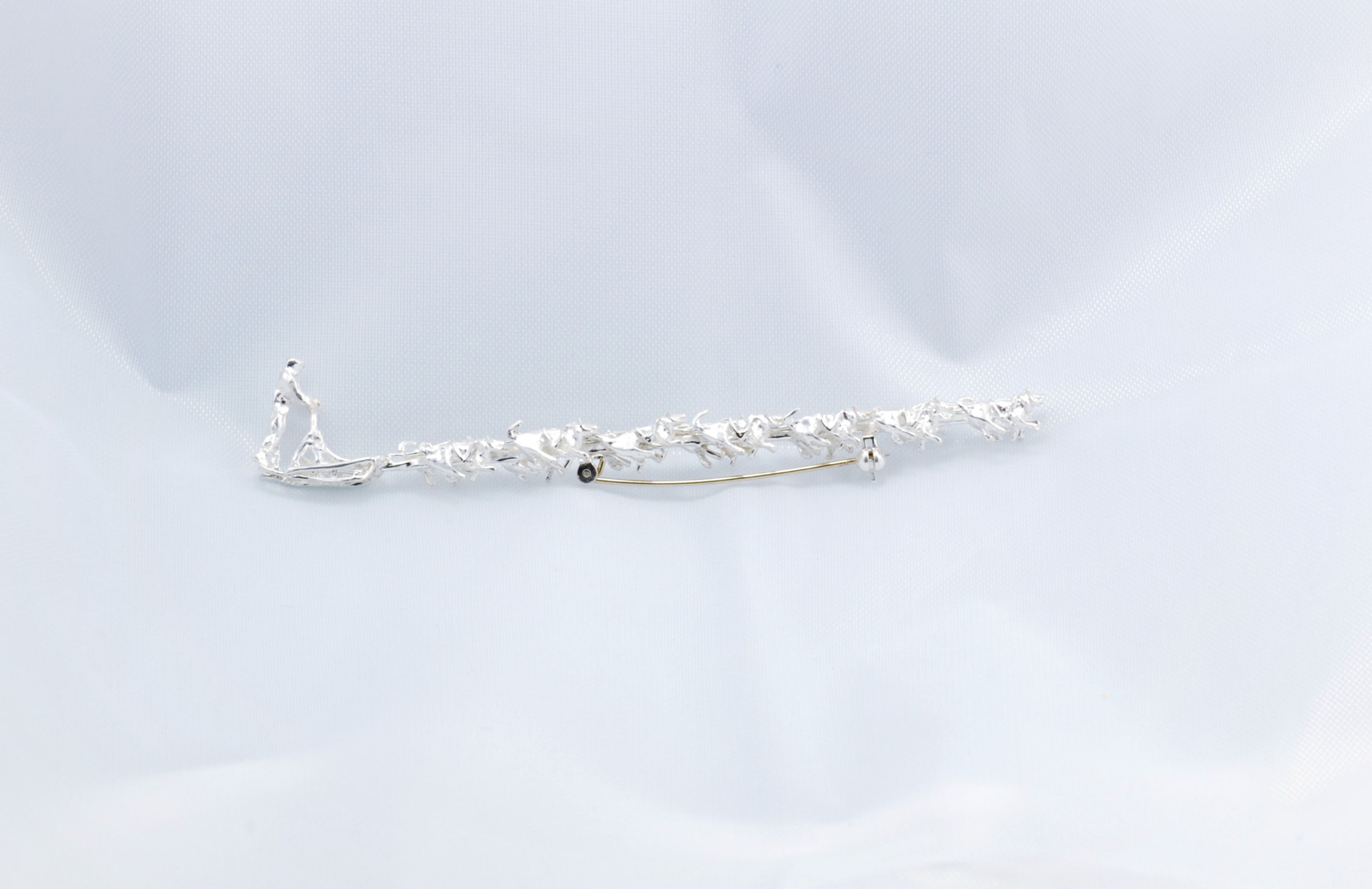 Hundespann i sølv, klar for Finnmarksløpet og Pasvik Trail.