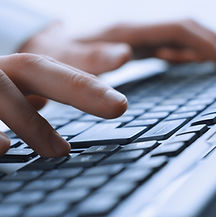 Человек Hands On Keyboard