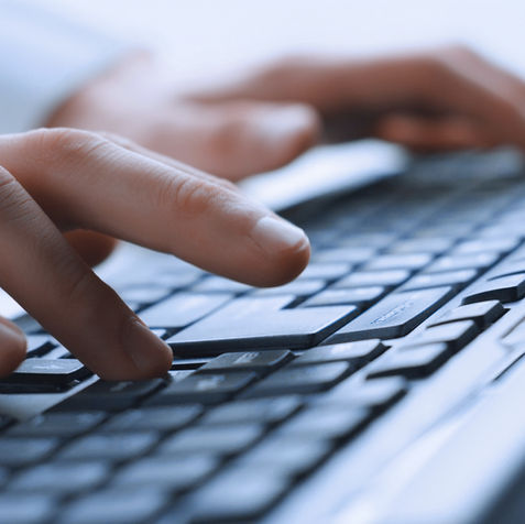 Hombre manos en el teclado