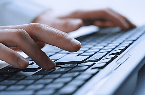 Hombre manos en el teclado