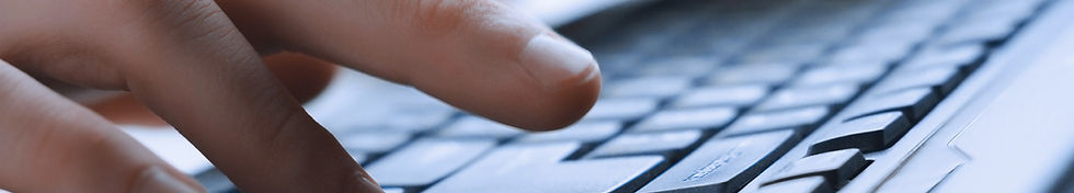 Man mains sur un clavier