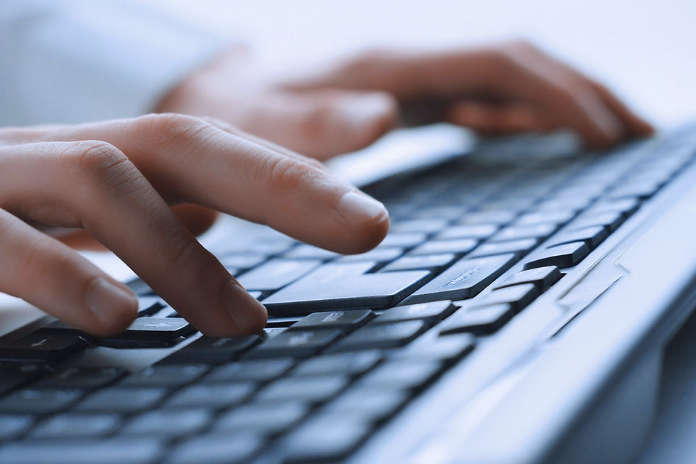 Dedos digitando num teclado - Smart Research