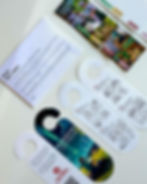 Montaje con todos los materiales de la campaña: cartas de juego y flyer