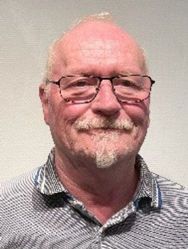 Typograf 1976 - 2006 (kopist, faktor m.m.) i Aalborg, Sæby, Tórshavn og Skive. Sidste 15 arbejdsår ansat i forsvaret, med indkøb og skydebaner. Nu morfar på fuld tid.