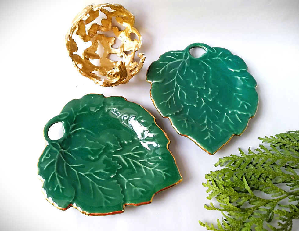 Thumbnail: Grüner Bavaria Porzellan-Untersetzer in Weinblatt-Optik mit goldener Verzierung
