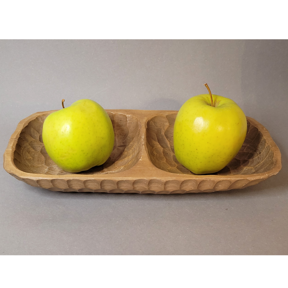 Handgeschnitzte Holzschale mit Äpfeln als Dekoration