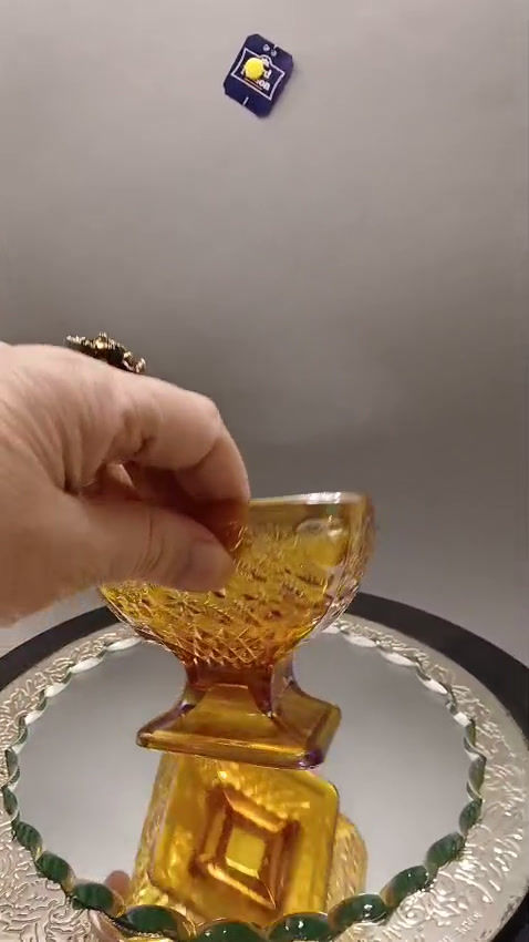 Miniaturbild: Quadratische bernsteinfarbene Pressglasschale mit irisierendem Glanz auf Fuß, Video