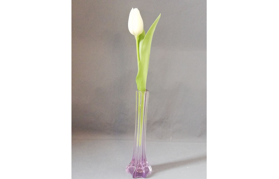 Thumbnail: Elegant, narrow flower vase for single-stemmed flowers