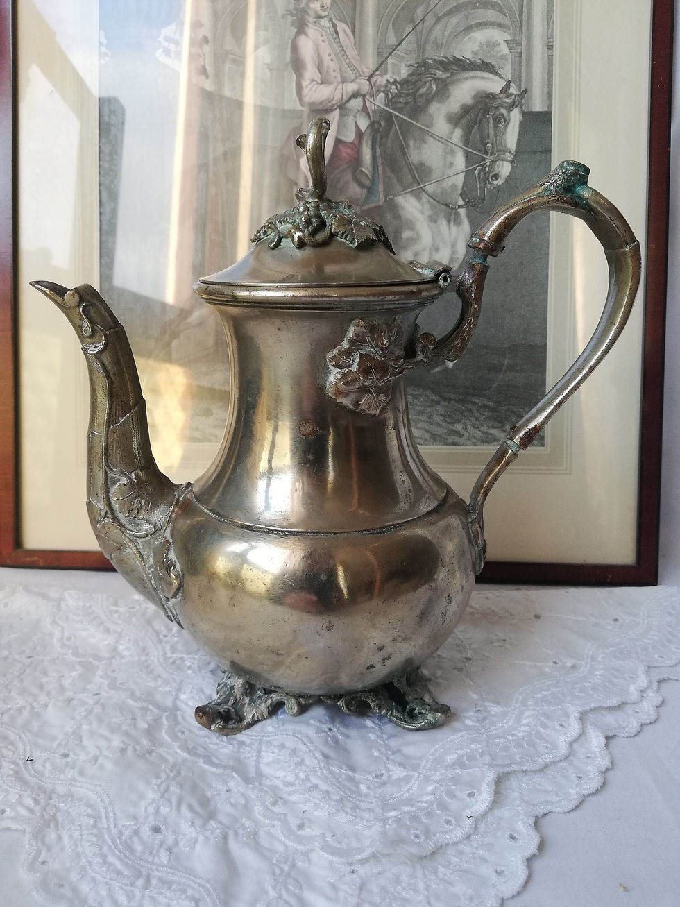 Thumbnail: Antike Zierteekanne mit Traubenstrauß auf dem Deckel und Patina