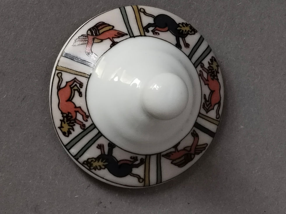 Thumbnail: Deckel-Detail: Draufsicht auf den Deckel mit kreisförmig angeordneten mittelalterlichen Löwen- und Drachenmotiven.