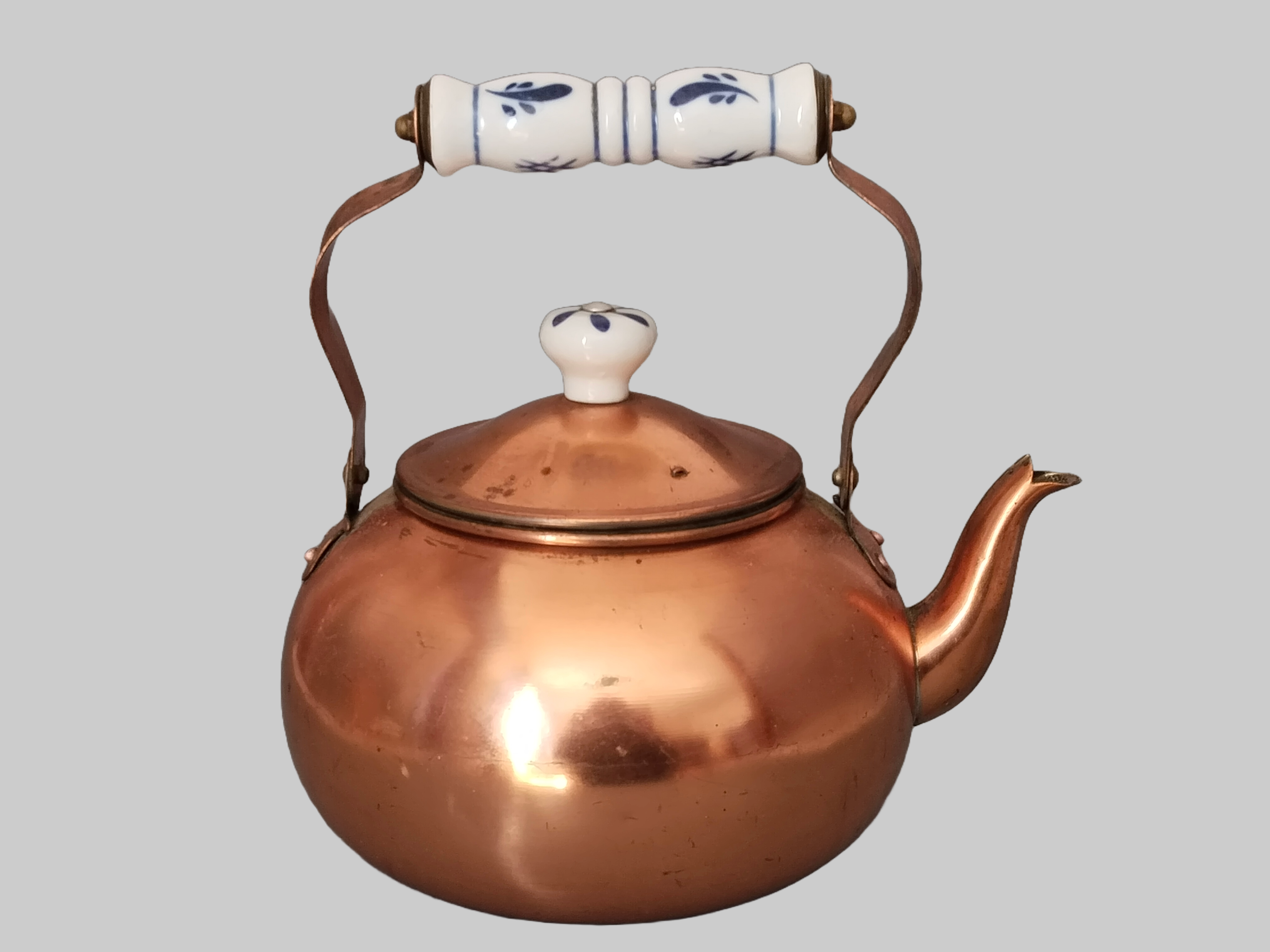Detailansicht der Teekanne mit geschwungenem Ausguss und floralen Elementen